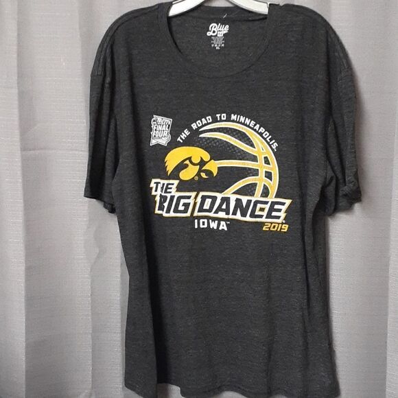 Iowa Hawkeyes size XL short sleeve memrabilia Tee shirt - Picture 1 of 4